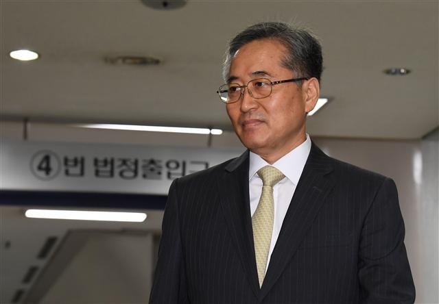 이명박 정부 시절 국가정보원의 정치공작 의혹과 관련해 조사를 받아 온 추명호<사진> 전 국정원 국장이 17일 새벽 검찰에 긴급체포됐다.
서울중앙지검 국정원 전담 수사팀은 전날 오전 소환해 조사 중이던 추 전 국장을 이날 오전 2시 10분께 국정원법상 직권남용 및 정치관여 혐의로 긴급체포했다고 밝혔다.
추 전 국장은 이명박 정부 시절 국정원 2차장 산하 부서에서 근무하면서 ‘문화예술계 블랙리스트’와 ‘박원순 서울시장 제압 문건’ 작성에 깊숙이 관여한 혐의를 받고 있다.
검찰은 지난 달 25일 추 전 국장 자택을 압수수색하고 피의자 신분으로 조사해왔다.
추 전 국장은 지난해 ‘최순실 국정농단’ 사태 당시 우병우 전 청와대 민정수석과 ‘비선 보고’ 라인을 유지한 것으로 알려져 국정원 내 ‘우병우 사단’으로 지목되기도 했다.
전날 국정원 개혁위원회 발표에 따르면 박근혜 정부 시절 추 전 국장은 우 전 수석 감찰에 나선 이석수 전 특별감찰관을 사찰하고, 이 내용을 우 전 수석에게 보고한 것으로 나타났다. 우 전 수석은 추 전 국장을 국내 정보 수집을 담당하는 국정원 2차장에 추천할 만큼 긴밀한 사이였던 사실도 드러났다.
추 전 국장은 특히 ‘비선실세’ 최순실 씨와 미르재단 관련 첩보를 입수하고도 이를 국정원장에 보고하지 않고, 오히려 첩보 수집 직원들을 ‘복장불량’ 등의 이유로 지방 전출시키는 불이익을 준 것으로 확인됐다고 개혁위는 밝혔다.
이외에도 추 전 국장은 김진선 전 평창동계올림픽 조직위원장과 문화체육관광부 간부 8명, 우리은행장의 비리 첩보와 평판 수집을 지시하는 등 광범위한 사찰을 벌인 것으로 나타났다.
개혁위가 추 전 국장에 대해 국정원법상 직권남용 혐의로 검찰 수사의뢰를 권고하고 나서면서 추 전 국장은 이명박 정부 시절에 이어 박근혜 정부 시절 불법 행위로 연이어 수사받을 것으로 보인다. 검찰은 체포 후 48시간 이내에 추 전 국장에 대해 구속영장을 청구할 방침이다.
김현일 기자/joze@heraldcorp.com