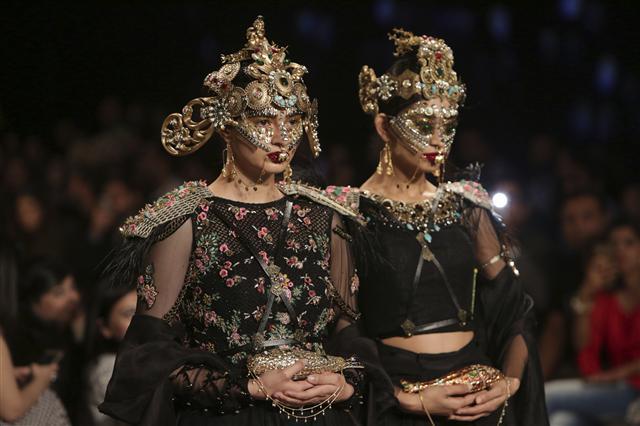 <YONHAP PHOTO-0919> Models present creations of designer Fahad Hussayn during the Bridal Fashion Week organized by the Pakistan Fashion Design Council, in Lahore, Pakistan, Monday, Oct. 16, 2017. (AP Photo/K.M. Chaudary)/2017-10-17 05:27:14/ <저작권자 ⓒ 1980-2017 ㈜연합뉴스. 무단 전재 재배포 금지.>