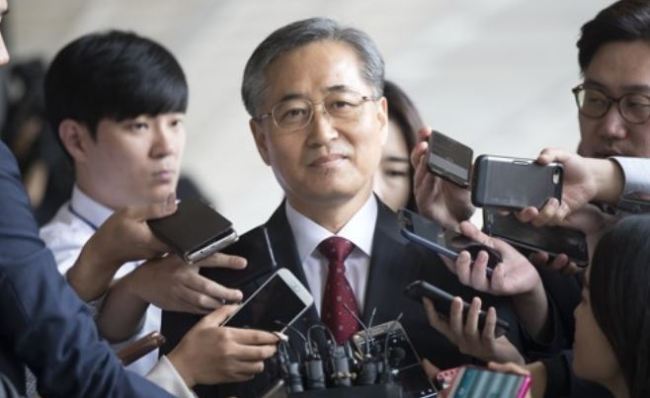 Choo Myeong-ho, a former unit chief of the National Intelligence Service (NIS), is surrounded by reporters as he arrives at the Seoul Central District Prosecutors' Office for questioning over his alleged involvement in political interference on Sept. 27, 2017. (Yonhap)