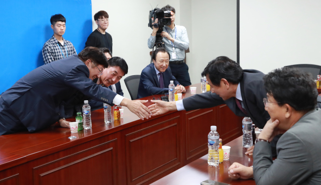자유한국당 유재중 의원(오른쪽)과 바른정당 이종구 의원이 지난 11일 오후 국회 의원회관에서 열린 자유한국당과 바른정당 3선 의원들이 주축이 된 보수대통합 추진 모임에 참석해 악수하고 있다.[사진제공=연합뉴스]
자유한국당 유재중 의원(오른쪽)과 바른정당 이종구 의원이 지난 11일 오후 국회 의원회관에서 열린 자유한국당과 바른정당 3선 의원들이 주축이 된 보수대통합 추진 모임에 참석해 악수하고 있다.[사진제공=연합뉴스]