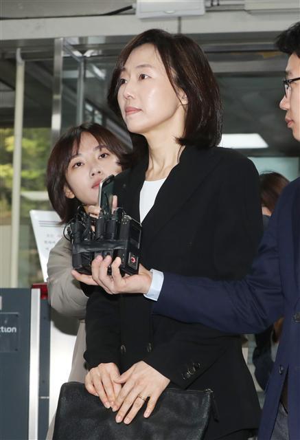 문화ㆍ예술계 지원배제 명단인 이른바 ‘블랙리스트’ 사건으로 기소된 조윤선 전 문화체육관광부 장관이 17일 오전 검은 정장 차림으로 서울 서초동 서울고등법원에서 열리는 항소심 첫 공판에 출석하고 있다. 지난 7월 27일 1심 판결이 난 후 조 전 장관이 외부에 모습을 드러낸 것은 82일만이다.  [연합뉴스]