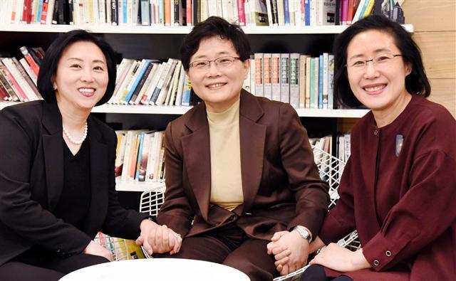 임일순(가운데) 홈플러스 대표이사 사장, 엄승희(왼쪽) 홈플러스 상품부문장(부사장),  최영미 홈플러스 인사부문장(전무). 홈플러스는 전문경영인과 상품부문장, 인사부문장의 자리에 모두 여성인재를 채용했다.  [제공=홈플러스]