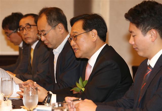 <YONHAP PHOTO-1541> 외투 기업인의 날 간담회 열려 (서울=연합뉴스) 정하종 기자 = 김영삼 산업통상자원부 실장이 17일 오전 서울 서초구 팔레스호텔에서 열린 '분기 외투 기업인의 날 조찬간담회'에서 인사말을 하고 있다. 2017.10.17 chc@yna.co.kr/2017-10-17 09:30:39/ <저작권자 ⓒ 1980-2017 ㈜연합뉴스. 무단 전재 재배포 금지.>