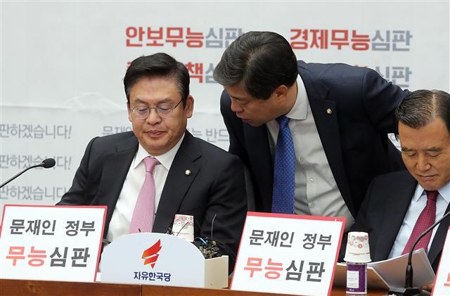 자유한국당 정우택 원내대표(왼쪽)와 김선동 원내수석부대표가 17일 오전 국회에서 열린 국정감사 대책회의에서 대화하고 있다. 정 원내대표는 ”박상기 법무부 장관이 앞으로 계속 공개적이고 직접적인 방식으로 정치보복 의도를 드러낸다면 장관해임 사유가 될 수 있다“고 말했다.  [연합뉴스]