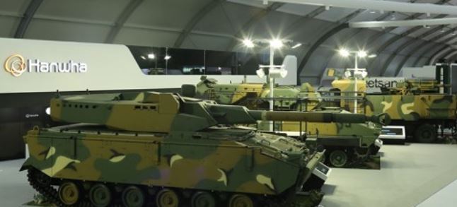 This photo provided by Hanwha Group on Oct. 16, 2017, shows a booth at the Seoul International Aerospace and Defense Exhibition, which kicks off at Seoul Airport, south of Seoul, on Oct. 17. (Yonhap)