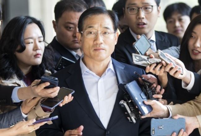 Former Seoul Metropolitan Police Agency Commissioner Goo Eun-soo is surrounded by reporters as he arrives at the Seoul prosecutors' office in southern Seoul on Oct. 17, 2017, for questioning over bribery allegations. (Yonhap)