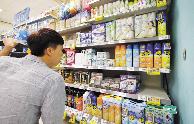 서울 성동구 이마트 성수점에서 물건을 고르는 한 고객. 고객의 시선과 동선, 행동 패턴을 고려해 과학적으로 설계된 매대는 구매 결정 과정에서 핵심적인 역할을 한다.    [연합뉴스]