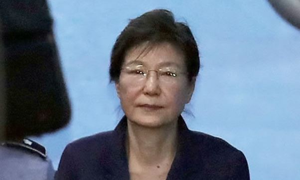 This photo, taken Oct. 16, 2017, shows former President Park Geun-hye leaving a Seoul court after a hearing. (Yonhap)