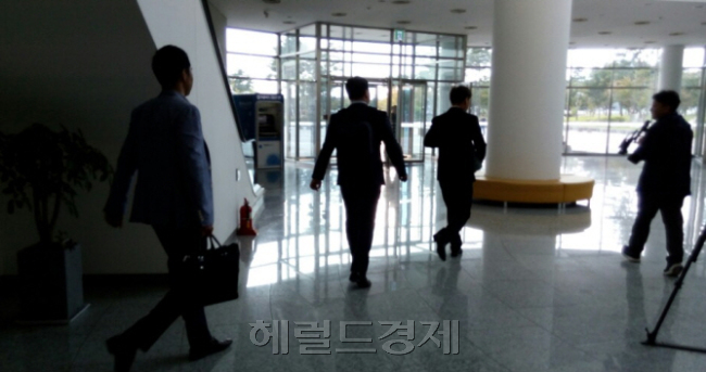 17일 경찰청 수사관들이 경주시 황성동 경주문화재단 압수수색을 마치고 나오고 있다. [사진=김병진 기자/kbj7653@heraldcorp.com]