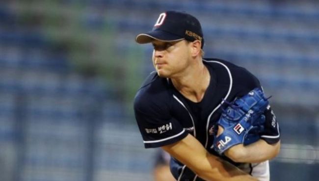 In this file photo taken Sept. 20, 2017, Michael Bowden of the Doosan Bears throws a pitch against the NC Dinos in the clubs' Korea Baseball Organization regular season game at Masan Stadium in Changwon, South Gyeongsang Province. (Yonhap)
