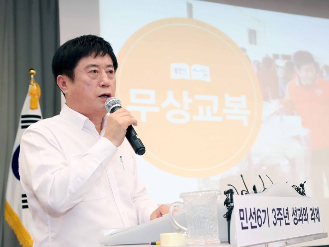 지난 7월4일 용인시청에서 중고교 무상교복지원 계획을 밝히는 정찬민용인시장[사진제공=용인시]
지난 7월4일 용인시청에서 중고교 무상교복지원 계획을 밝히는 정찬민용인시장[사진제공=용인시]