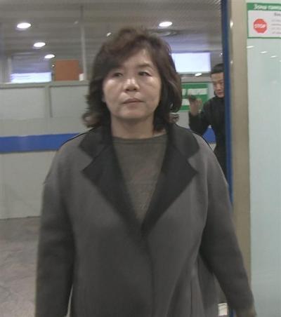 북미대화의 실무 총책으로 알려진 최선희 북한 외무성 북아메리카 국장이 17일(현지시간) 모스크바 셰레메티예보 국제공항에 도착해 입국장을 빠져 나오고 있다.  [연합뉴스]