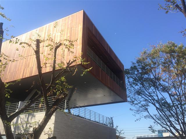 21일 개관하는 장안평 자동차산업 종합정보센터의 외관(왼쪽사진)과 중고차 매매단지 옥상에서 21~27일까지 전시하는 공공미술(아래사진).   [제공=서울시]