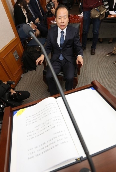김이수 헌법재판소장 권한대행이 13열린 국회 법제사법위원회 국정감사장에 앉아있다. [사진제공=연합뉴스]