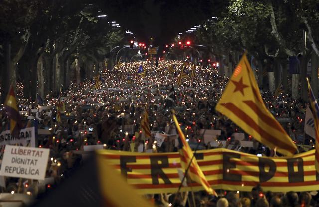 <YONHAP PHOTO-0902> People gather to protest against the National Court's decision to imprison civil society leaders without bail, in Barcelona, Spain, Tuesday, Oct. 17, 2017. Spain's top court also ruled Tuesday that a recent independence referendum in Catalonia was unconstitutional, a day after a Madrid judge provisionally jailed two Catalan independence leaders, Jordi Sanchez and Jordi Cuixart, in a sedition probe.(AP Photo/Emilio Morenatti)/2017-10-18 05:40:48/ <저작권자 ⓒ 1980-2017 ㈜연합뉴스. 무단 전재 재배포 금지.>