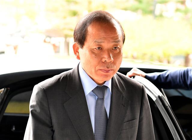 <YONHAP PHOTO-2087> 김이수 헌재소장 권한대행 출근 (서울=연합뉴스) 황광모 기자 = 김이수 헌법재판소장 권한대행이 18일 오전 서울 종로구 헌법재판소로 출근하고 있다. 2017.10.18 hkmpooh@yna.co.kr/2017-10-18 09:31:36/ <저작권자 ⓒ 1980-2017 ㈜연합뉴스. 무단 전재 재배포 금지.>