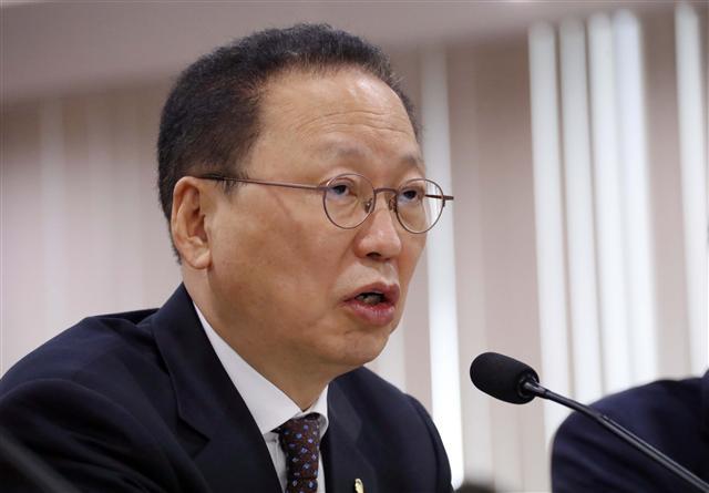 <YONHAP PHOTO-2446> 질의에 답변하는 최흥식 금융감독원장 (서울=연합뉴스) 이상학 기자 = 최흥식 금융감독원장이 17일 오전 서울 여의도 금융감독원에서 열린 국회 정무위원회의 금융감독원에 대한 국정감사에서 의원들의 질의에 답변하고 있다. 2017.10.17 leesh@yna.co.kr/2017-10-17 13:03:39/ <저작권자 ⓒ 1980-2017 ㈜연합뉴스. 무단 전재 재배포 금지.>
<YONHAP PHOTO-2446> 질의에 답변하는 최흥식 금융감독원장 (서울=연합뉴스) 이상학 기자 = 최흥식 금융감독원장이 17일 오전 서울 여의도 금융감독원에서 열린 국회 정무위원회의 금융감독원에 대한 국정감사에서 의원들의 질의에 답변하고 있다. 2017.10.17 leesh@yna.co.kr/2017-10-17 13:03:39/ <저작권자 ⓒ 1980-2017 ㈜연합뉴스. 무단 전재 재배포 금지.>