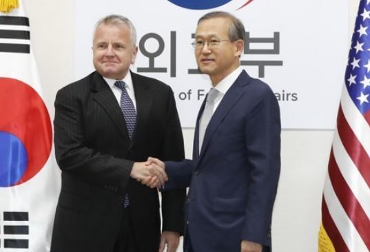 Vice Foreign Minister Lim Sung-nam (R) shakes hands with his U.S. counterpart John Sullivan before holding bilateral talks in Seoul on Oct. 18, 2017. (Yonhap)