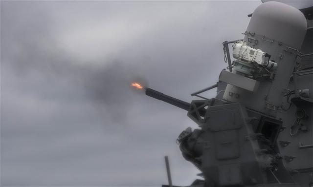 <YONHAP PHOTO-2478> 근접방어시스템 사격 훈련하는 미 구축함 (서울=연합뉴스) 한미연합해상훈련에 참가 중인 알레이버크급 구축함 머스틴함이 지난 16일 동해에서 근접방어시스템 실사격 훈련을 하고 있다. 2017.10.18 [미 해군 홈페이지=연합뉴스] photo@yna.co.kr/2017-10-18 10:36:39/ <저작권자 ⓒ 1980-2017 ㈜연합뉴스. 무단 전재 재배포 금지.>