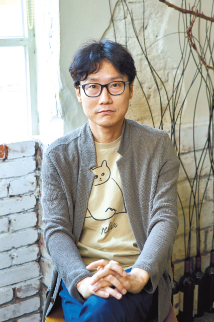 영화 ‘남한산성’의 황동혁 감독은 “주화파 최명길(이병헌 분)과 척화파 김상헌(김윤석 분)의 시(詩) 같은 토론의 열기와 에너지를 전달하고 소개해주고 싶었다”고 전했다.