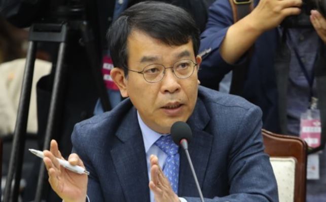 This photo, taken Oct. 12, 2017, shows Rep. Kim Dong-dae of the progressive Justice Party speaking during a parliamentary audit at the defense ministry building in Seoul. (Yonhap)