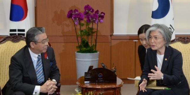 Foreign Minister Kang Kyung-wha (R) speaks with Japanese Vice Foreign Minister Shinsuke Sugiyama in a meeting held in Seoul on Oct. 18, 2017. (Yonhap)