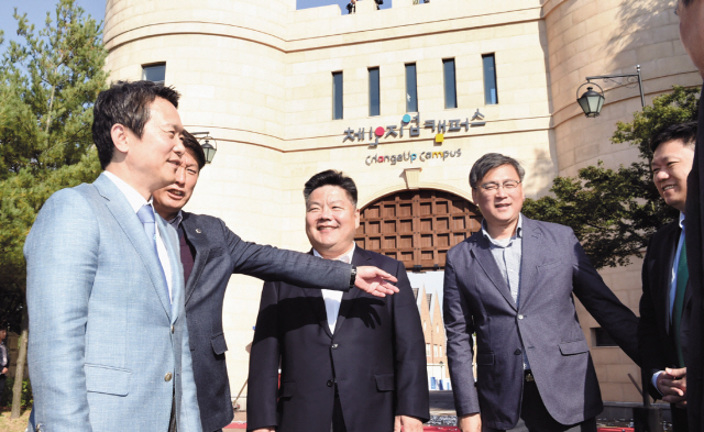 남경필 경기도지사가 지난 15일 체인지업 캠퍼스 현판식에서 축사를 맡아 “체인지업 캠퍼스를 즐거운 지식배움터로 키워나가겠다”며 깊은 관심을 나타냈다.  [제공=경기도청]