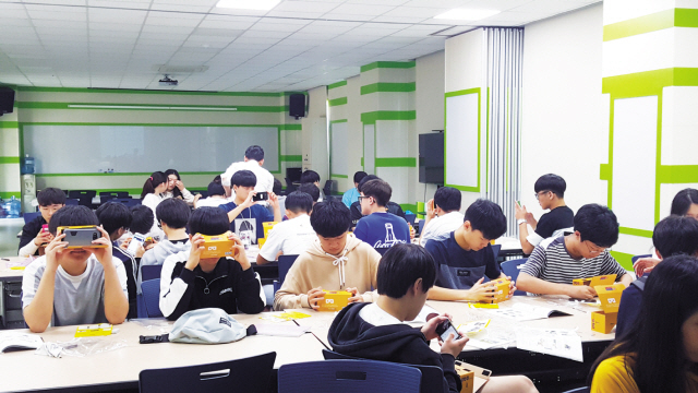 남경필 경기도지사가 지난 15일 체인지업 캠퍼스 현판식에서 축사를 맡아 “체인지업 캠퍼스를 즐거운 지식배움터로 키워나가겠다”며 깊은 관심을 나타냈다.  [제공=경기도청]