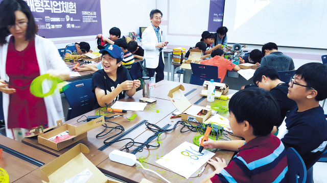 남경필 경기도지사가 지난 15일 체인지업 캠퍼스 현판식에서 축사를 맡아 “체인지업 캠퍼스를 즐거운 지식배움터로 키워나가겠다”며 깊은 관심을 나타냈다.  [제공=경기도청]