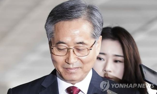 This photo, taken on Sept. 27, 2017, shows Choo Myeong-ho, a former official of the National Intelligence Service, appearing at the prosecution in southern Seoul. (Yonhap)