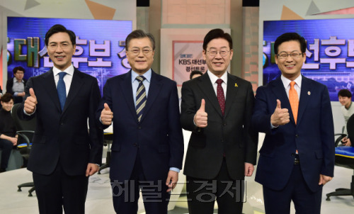 더불어민주당 제19대 대선 경선 후보자였던 (왼쪽부터) 안희정 충남도지사, 문재인 대통령, 이재명 성남시장, 최성 고양시장이 경선 TV 토론에 앞서 기념사진을 촬영하고 있다. [사진=헤럴드경제DB]
