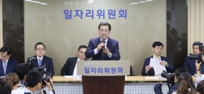 Lee Yong-sup (at podium), vice chairman of the presidential committee on job creation, speaks to reporters following the establishment of the new committee chaired by President Moon Jae-in on June 1, 2017. (Yonhap)