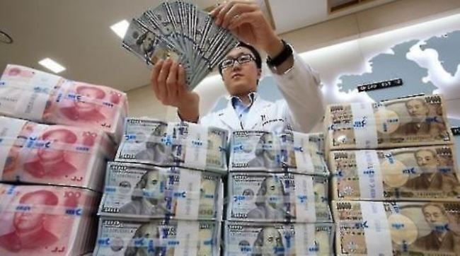 Foreign currency at a Seoul bank (Yonhap)