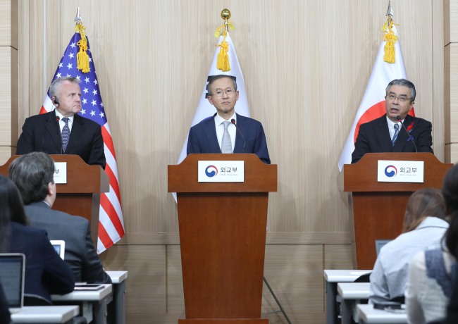 South Korean, US and Japanese diplomats hold a joint press conference in Seoul on Wednesday. From left: US Deputy Secretary of State John Sullivan, First Vice Minister of Foreign Affairs Lim Sung-nam and Japan’s Vice Minister for Foreign Affairs Shinsuke Sugiyama. Yonhap