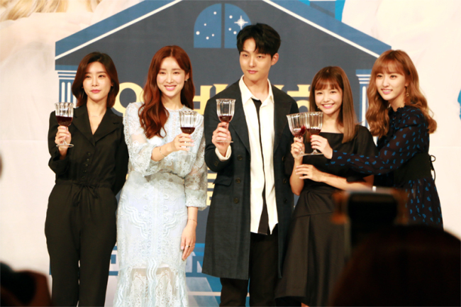 From Left: Sojin of Girls' Day, Cha Jung-won, Park Sung-woo, Ha Yeon-soo and Na Hae-ryung formerly of girl group EXID pose for photos before a press conference in Seoul on Wednesday. (Kim So-yeon / The Korea Herald)