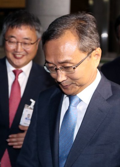 유남석 광주고법원장이 헌법재판관에 지명된 18일 법원 청사를 나가고 있다. [사진제공=연합뉴스]