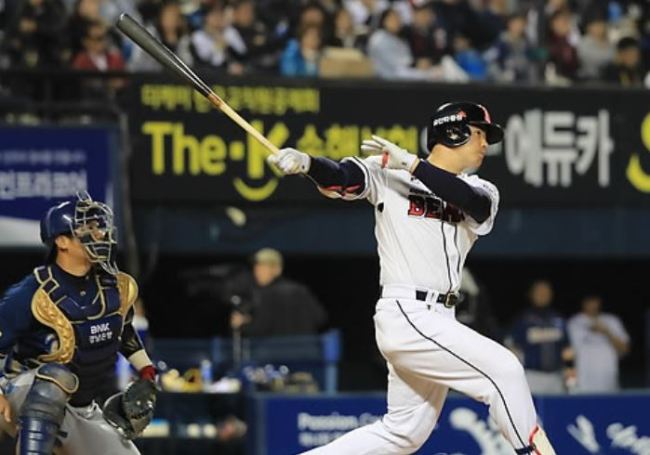 Kim Jae-hwan of the Doosan Bears hits his second three-run home run in the bottom of the sixth inning against the NC Dinos in Game 2 of their Korea Baseball Organization postseason series at Jamsil Stadium in Seoul on Oct. 18, 2017. (Yonhap)