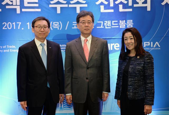 19일 오전 서울 강남구 코엑스에서 열린 국제투자보증기구(MIGA) 초청  ‘해외 프로젝트 수주 선진화 세미나’에 앞서 김현종 산업통상자원부 통상교섭본부장(가운데), 문재도 무역보험공사 사장(왼쪽), 혼다 게이코 세계은행 국제투자보증기구(MIGA) 대표와 만나 포즈를 취하고 있다.  [제공=산업통상자원부]