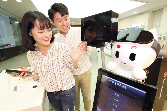 KT는 서울 강남역 KT애비뉴 매장에 ‘기가지니 AI’ 로봇 ‘지니봇’을 배치한 ‘지니스토어’를 선보였다.  [제공=KT]