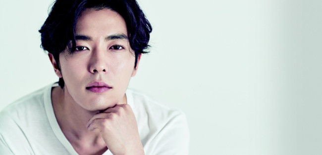 SBS 멜로드라마 ‘사랑의 온도’에서 박정우역으로 분한 김재욱은 눈빛, 표정 등 다양한 매력 선보이며 여성 시청자들로부터 많은 사랑을 받고 있다.