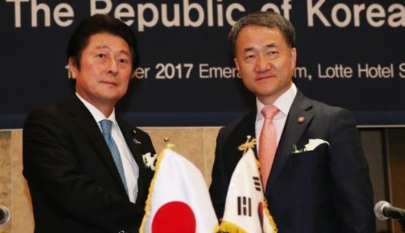Health and Welfare Minister Park Neung-hoo (R) shakes hands with his Japanese counterpart, Masaji Matsuyama, during a forum in Seoul on Oct. 19, 2017. (Yonhap)