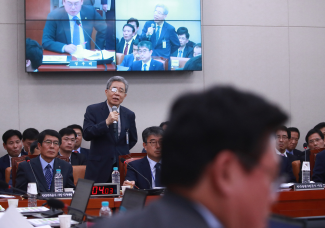 함승희 강원랜드 사장이 19일 국회 산업통상자원중소벤처기업위원회에서 열린 국정감사에 출석해 자유한국당 정우택 원내대표의 질의에 답하고 있다.[사진=연합뉴스]
함승희 강원랜드 사장이 19일 국회 산업통상자원중소벤처기업위원회에서 열린 국정감사에 출석해 자유한국당 정우택 원내대표의 질의에 답하고 있다.[사진=연합뉴스]