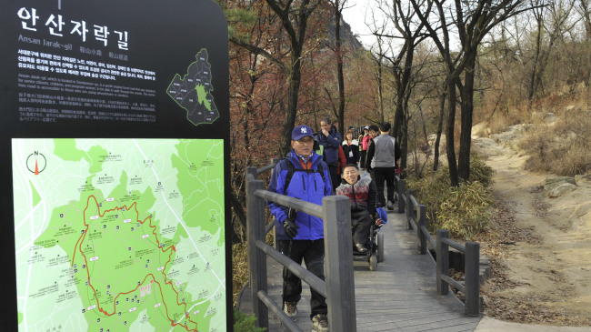 Visitors walk along Ansan Jarak-gil in Seodaemun-gu, Seoul.  (Seodaemun-go Office)