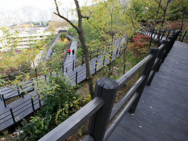 Visitors walk along Ansan Jarak-gil in Seodaemun-gu, Seoul.  (Seodaemun-go Office)