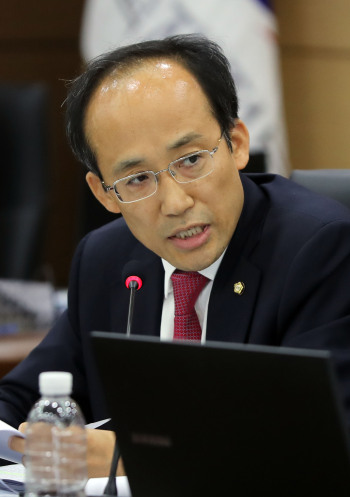 자유한국당 추경호 의원이 19일 오후 정부세종청사 기재부에서 열린 기획재정위원회 국정감사에서 질의하고 있다. ［사진제공=연합뉴스］