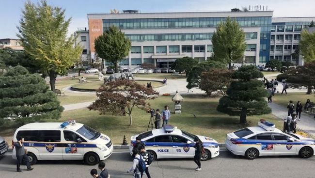 An alumni event at Dongguk University in Seoul, was halted for 20 minutes while the police searched the venue following a bomb threat targeting Son Na-eun of Apink at the event.