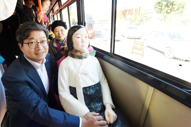 염태영 수원시장이 ‘평화의 소녀상’ 손을 잡고 있다. 뒷좌석에는 안점순 위안부 피해 할머니가 앉아 있다.[사진제공=수원시]
염태영 수원시장이 ‘평화의 소녀상’ 손을 잡고 있다. 뒷좌석에는 안점순 위안부 피해 할머니가 앉아 있다.[사진제공=수원시]