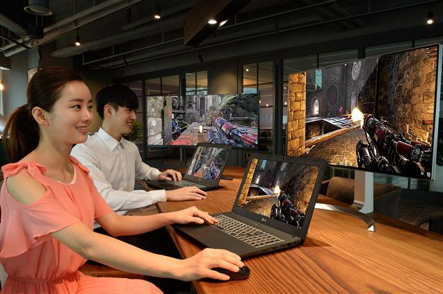 삼성전자가 전시한 세계 최대 크기의 HDR기능이 적용된 QLED 게이밍 모니터 ‘CHG90’(왼쪽사진). LG전자가 전시한 LG 4K HDR 모니터(모델명: 32UD99).  [제공=삼성전자. LG전자]