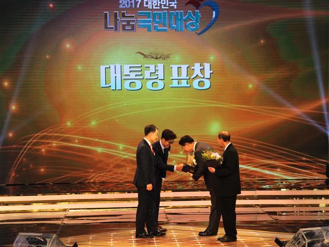 대한민국 나눔국민대상에서 김용수 롯데제과 대표이사가 대통령표창을 받고 있다.  [제공=롯데제과]