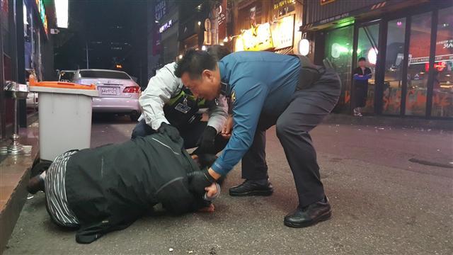 일선 치안현장에서 일하는 경찰관들은 교대근무로 인한 수면부족과 불규칙한 생활패턴에 시달린다. 이같은 불균형은 몸과 마음에 악영향을 미친다. 서울 시내 지구대에서 야간근무 중인 한 경찰관  [헤럴드경제DB]